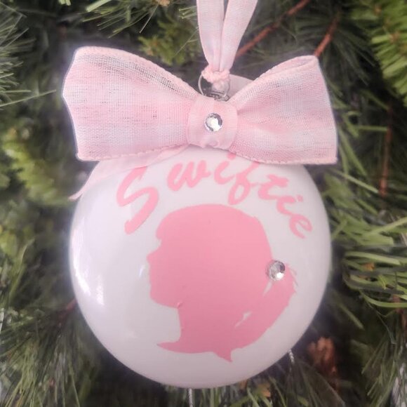 Taylor Swift Ornamint - Picture 1 of 2